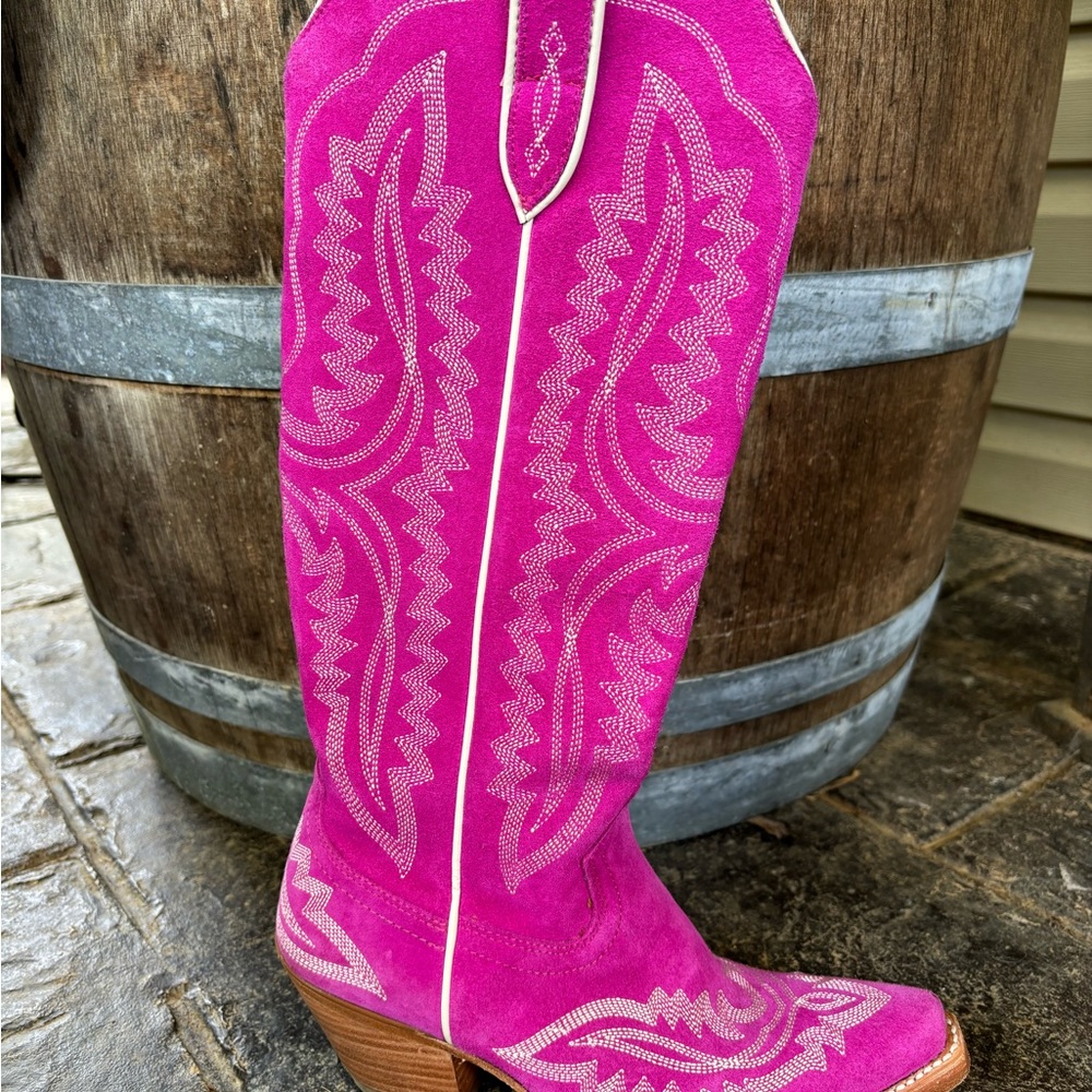 Ariat size 7, beautiful color that pops!